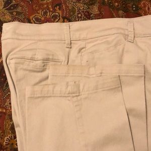Lee Relaxed Fit Business Casual. EUC. 18 short.